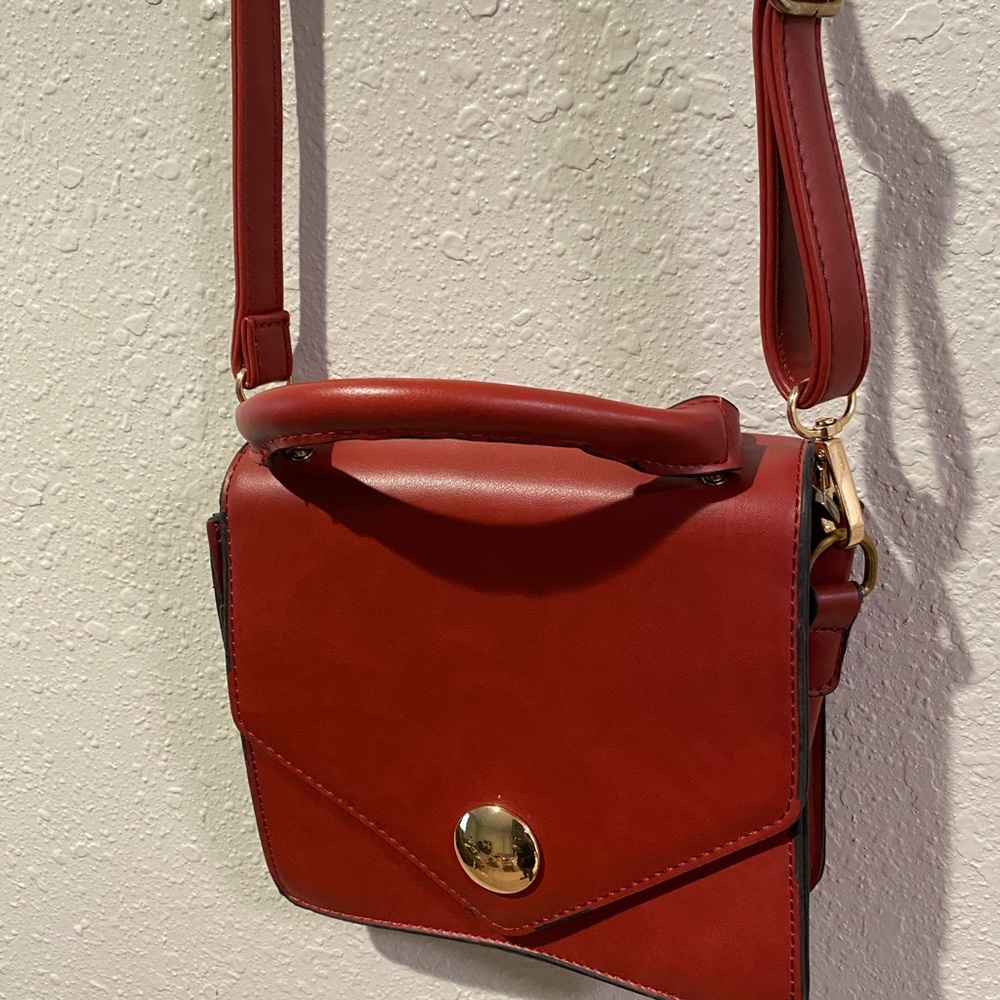 Crossbody leather bag.